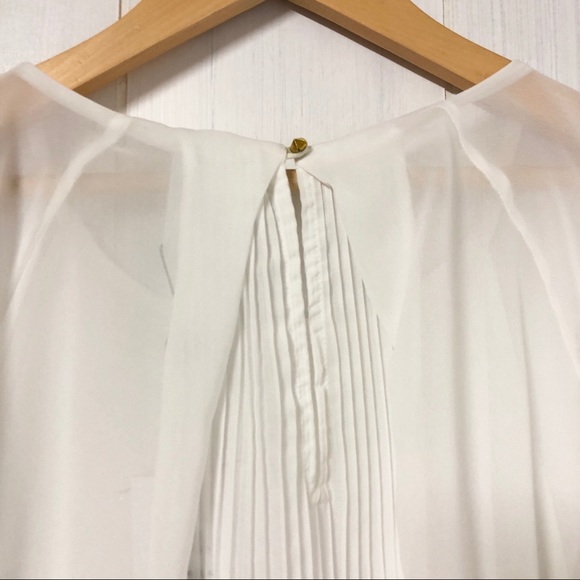 NWT Vero Moda White Flowy Blouse w Pleated Back - Picture 4 of 7